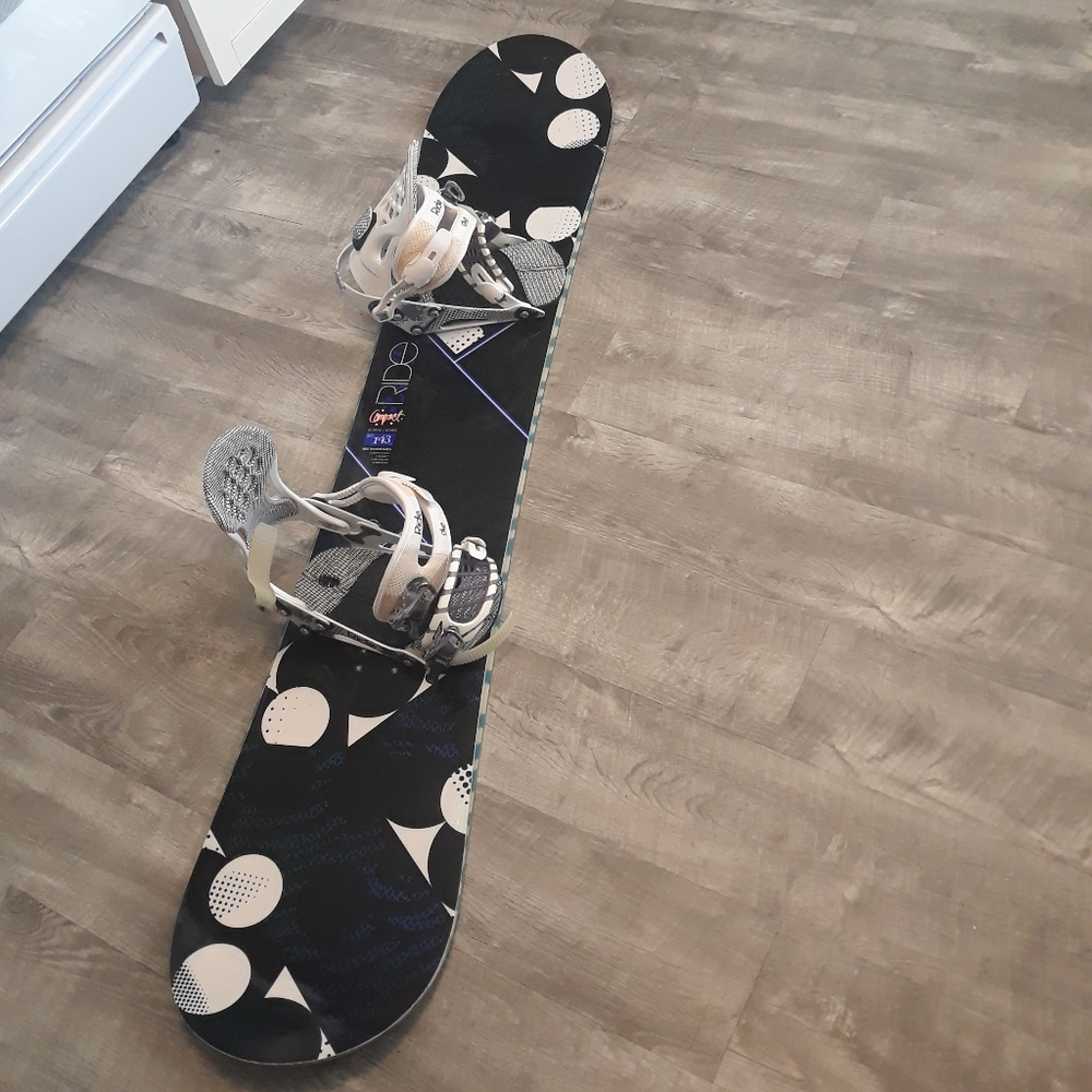 Ride compact snowboard 143cm &  binding never used
